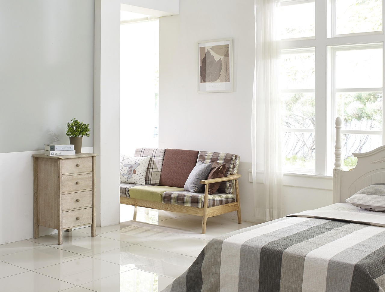 Stijlvolle woonkamer met neutrale tinten en planten. Stijlvolle woonkamer met neutrale tinten en planten.