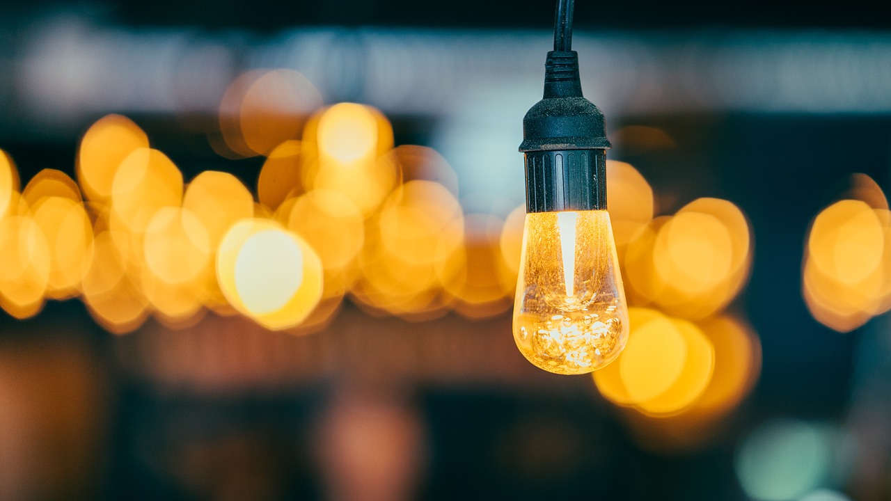 Intieme lentesfeer met decoratieve verlichtingselementen.