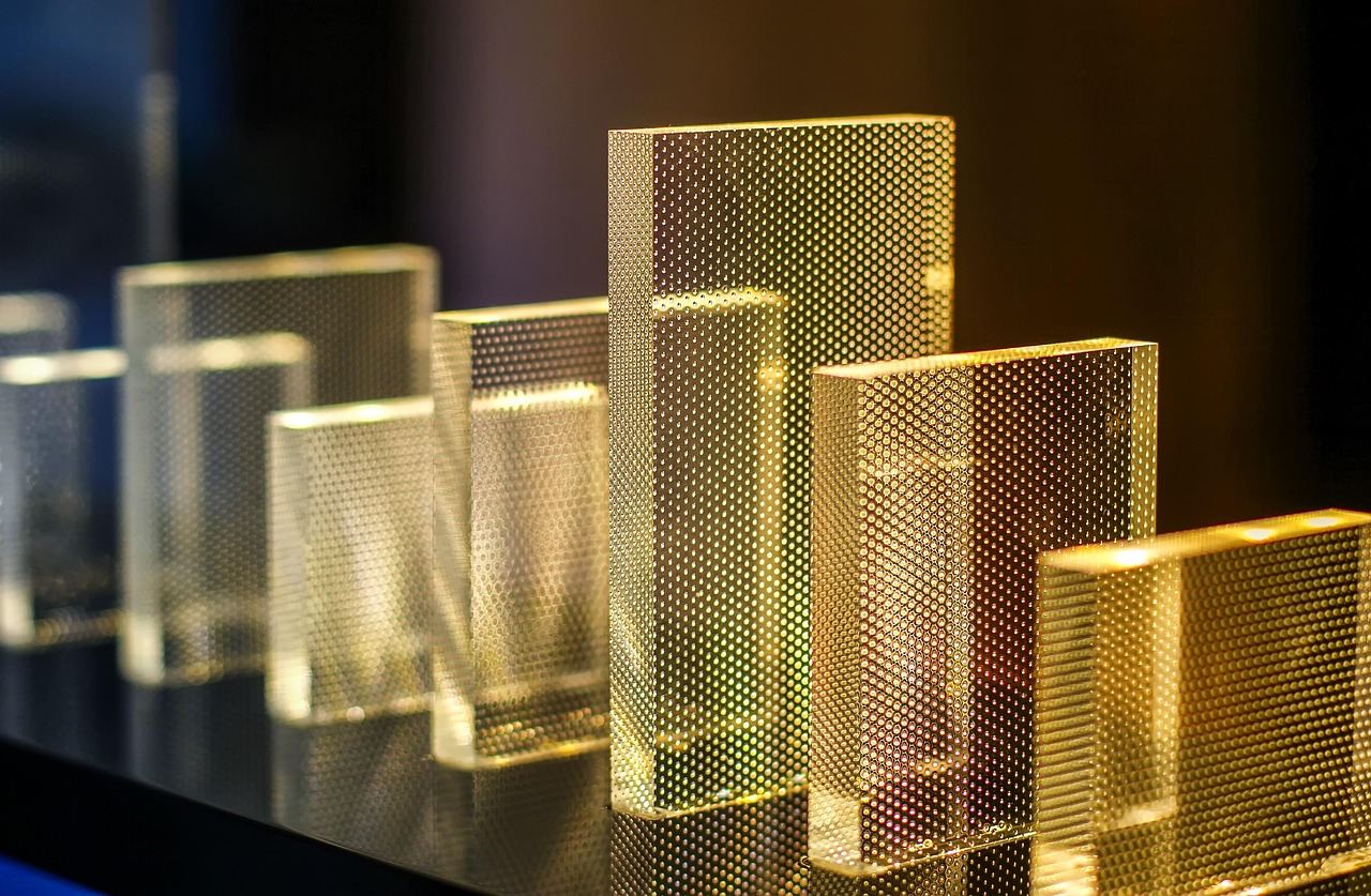 Modern plexiglas kunstinterieur met abstracte vormen.