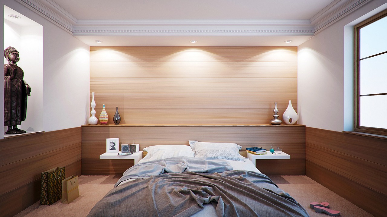 Minimalistische logeerkamer met luxe witte beddengoed. Minimalistische logeerkamer met luxe witte beddengoed.