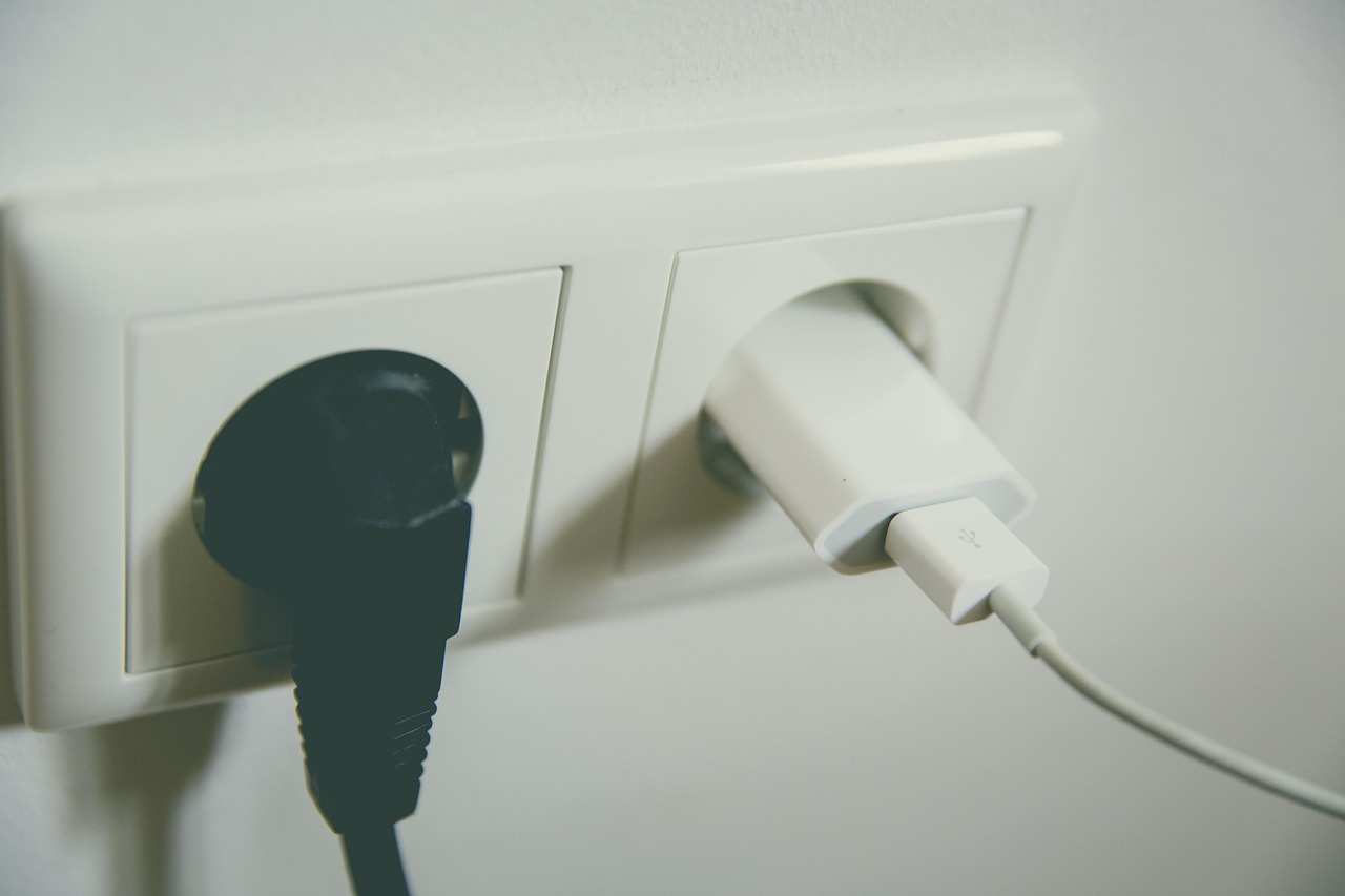 Smartphone-app toont energiebesparing bij zomerse hitte.