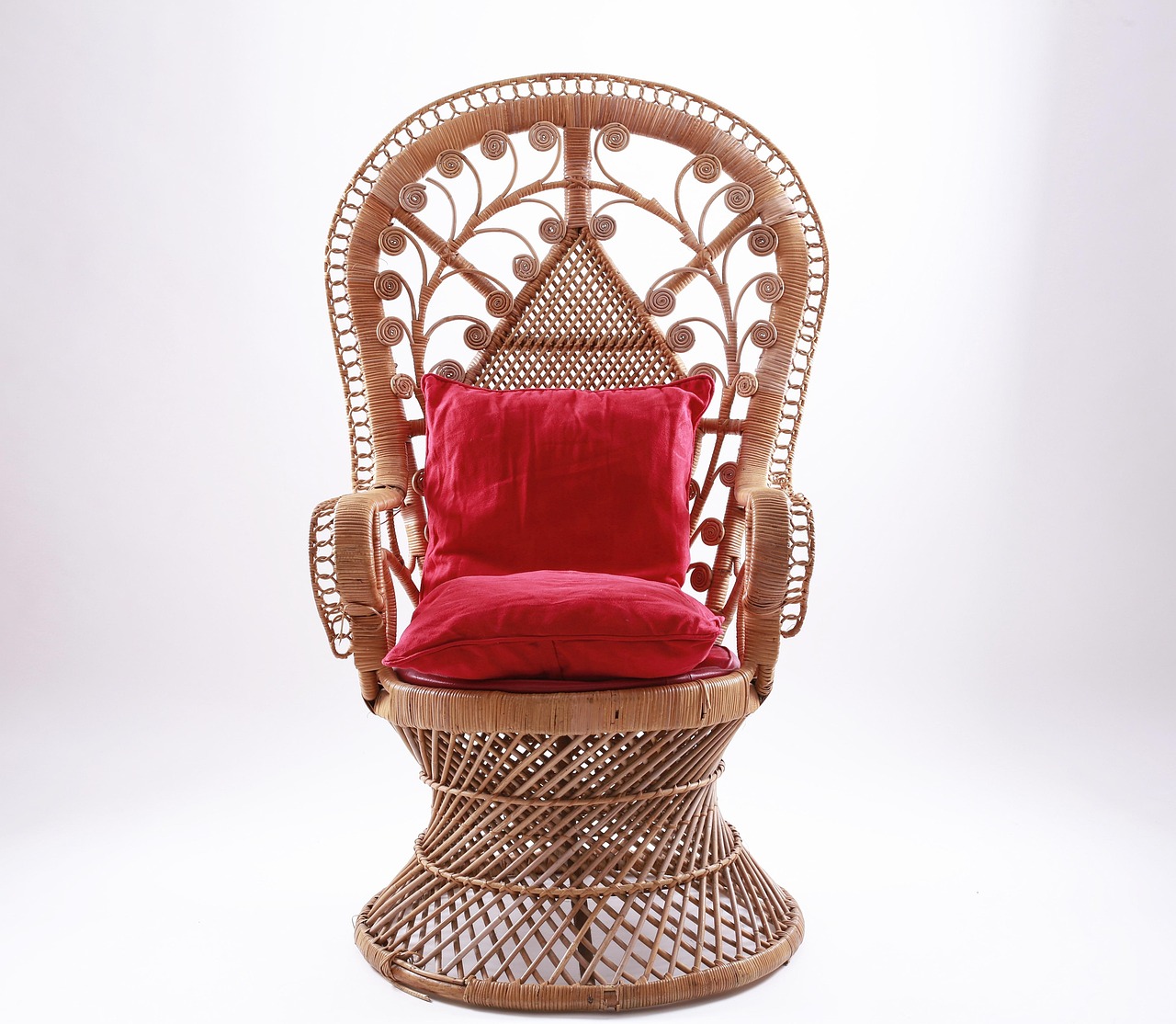 Zomerse woonkamer met rotan en riet.