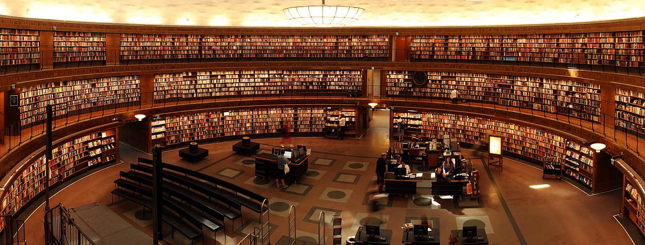 Zonnige boekenclub met kleurrijke kussens.