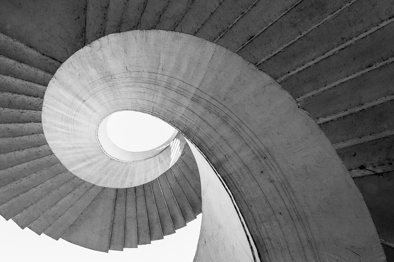 Abstracte schilderijen in een zwart-wit trappenhuis. Abstracte schilderijen in een zwart-wit trappenhuis.