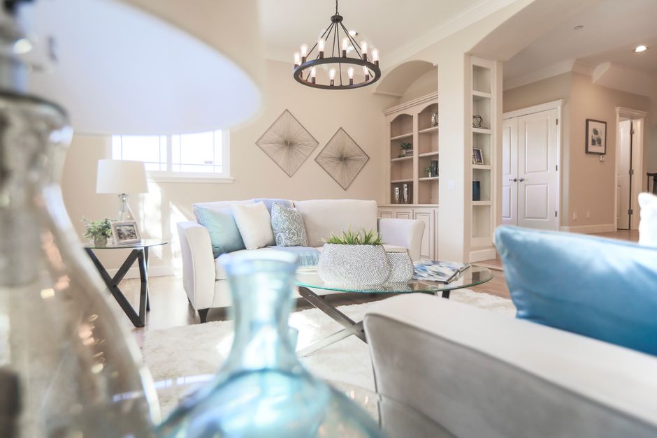 Frisse blauwe decoraties op witte planken.