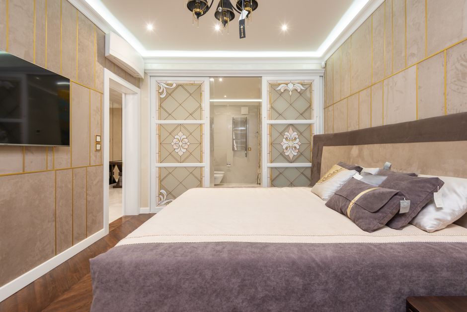 Zilver gelakte nachtkastjes in verfijnde slaapkamer. Zilver gelakte nachtkastjes in verfijnde slaapkamer.