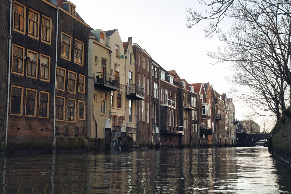 Strakke houten vlonders langs het water. Strakke houten vlonders langs het water.