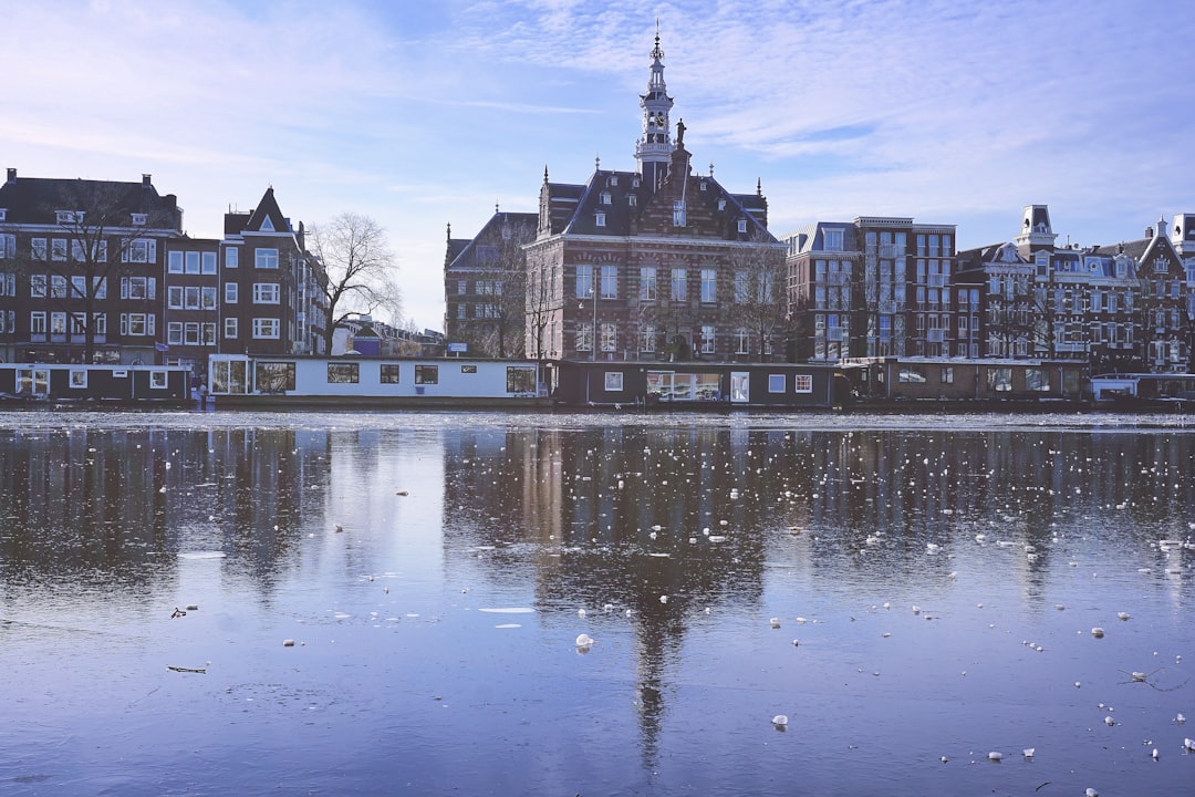 Stijlvolle witte meubels aan de Rijn. Stijlvolle witte meubels aan de Rijn.