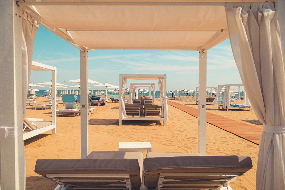 Strandcabana met comfortabele ligstoelen.