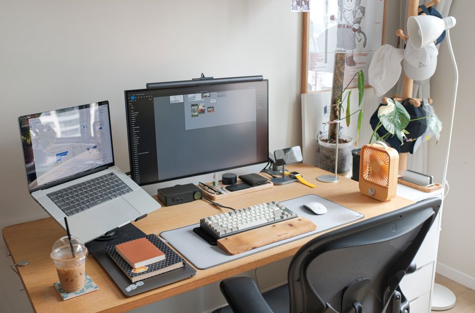 Gezellige woonkamer met thuiswerkplek-inrichting. Gezellige woonkamer met thuiswerkplek-inrichting.