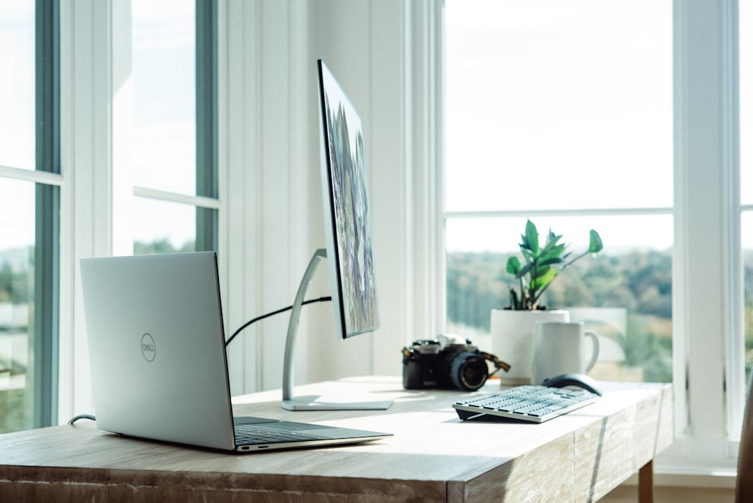 Kleine werkplek in woonkamer met bureau. Kleine werkplek in woonkamer met bureau.