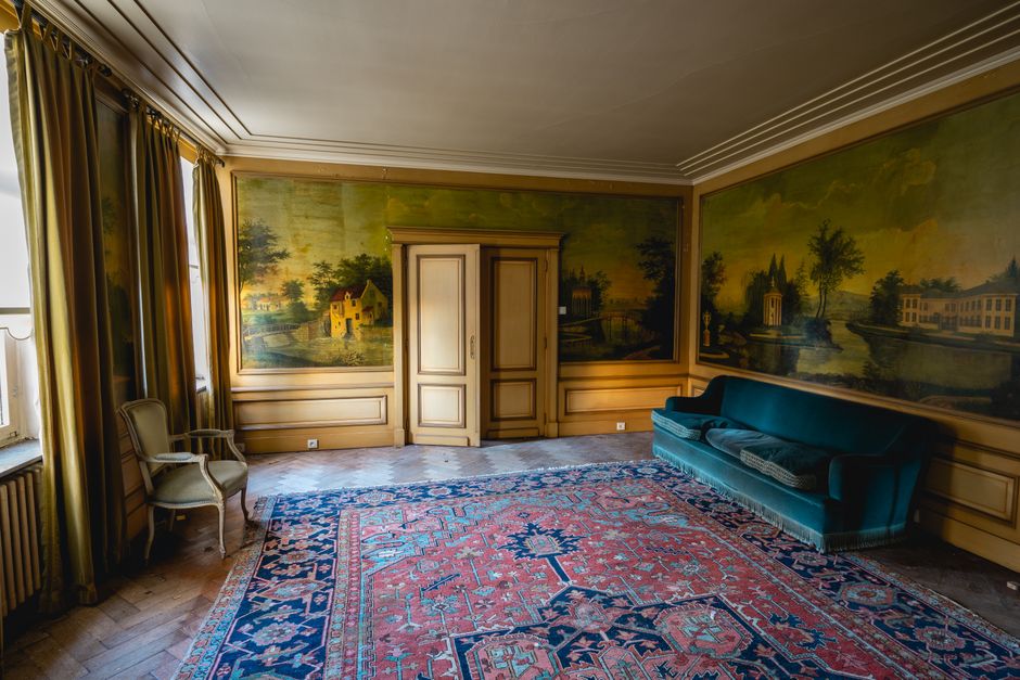 Mediterraanse woonkamer met rotan meubels.
