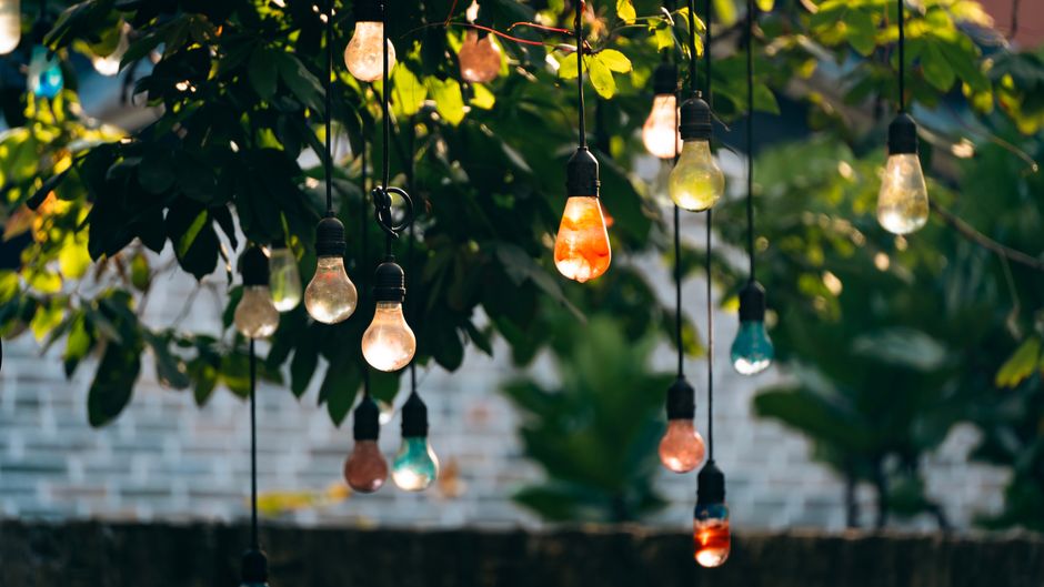 Gezellige lantaarns verlichten een zomertuin.