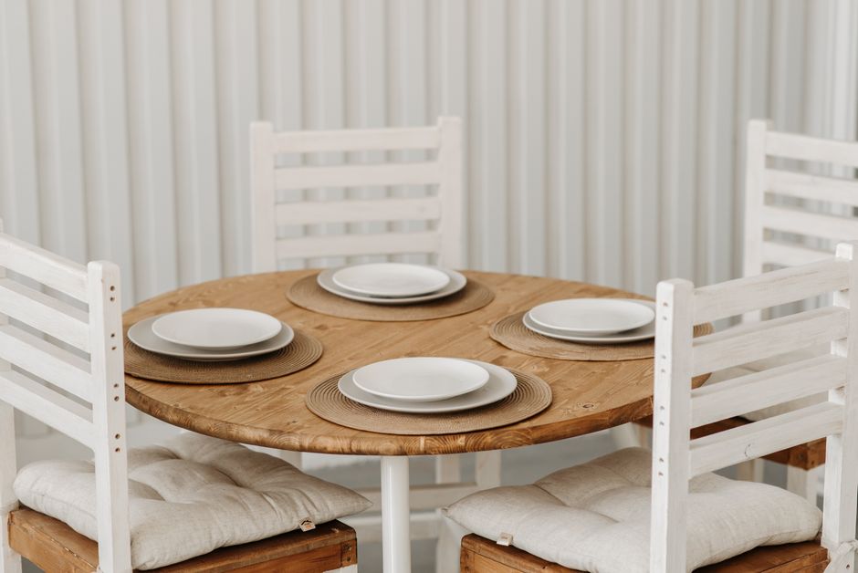 Buiten eethoek met houten tafel en planten.