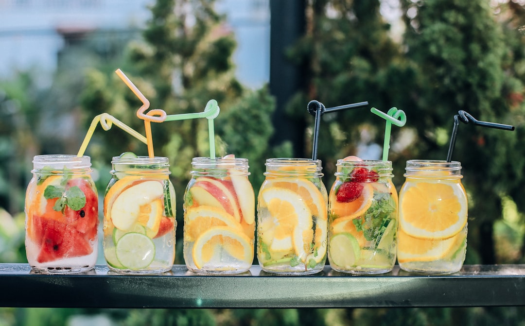 Gekleurde zomerse drankjes op tuinbuffettafel. Gekleurde zomerse drankjes op tuinbuffettafel.