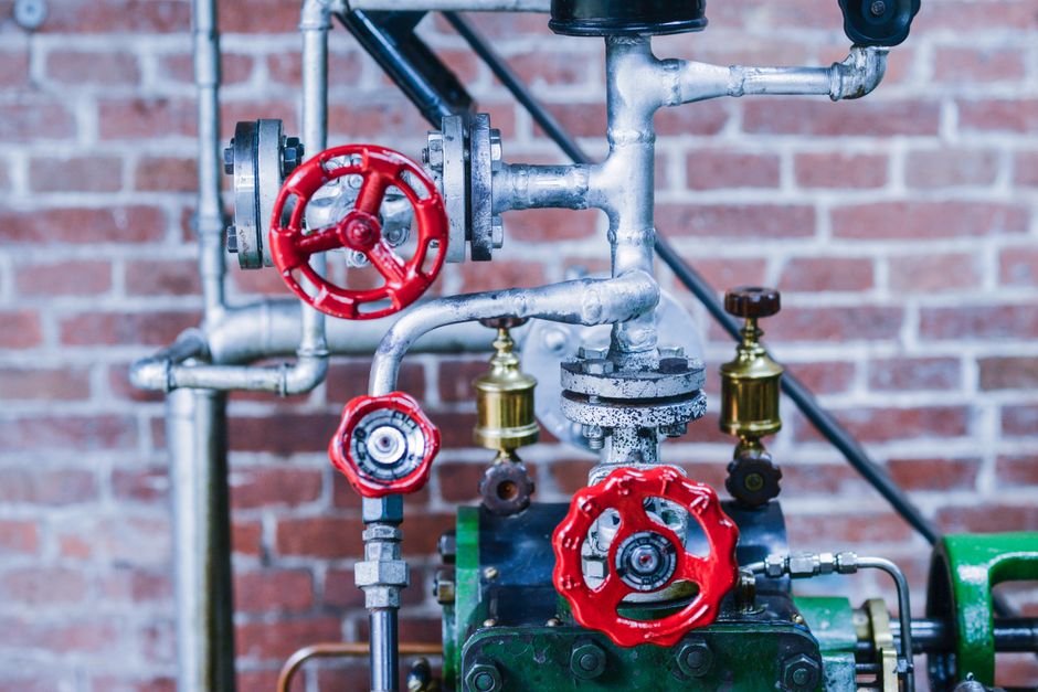 Warmtepomp gemonteerd aan huismuur met energiemeter. Warmtepomp gemonteerd aan huismuur met energiemeter.
