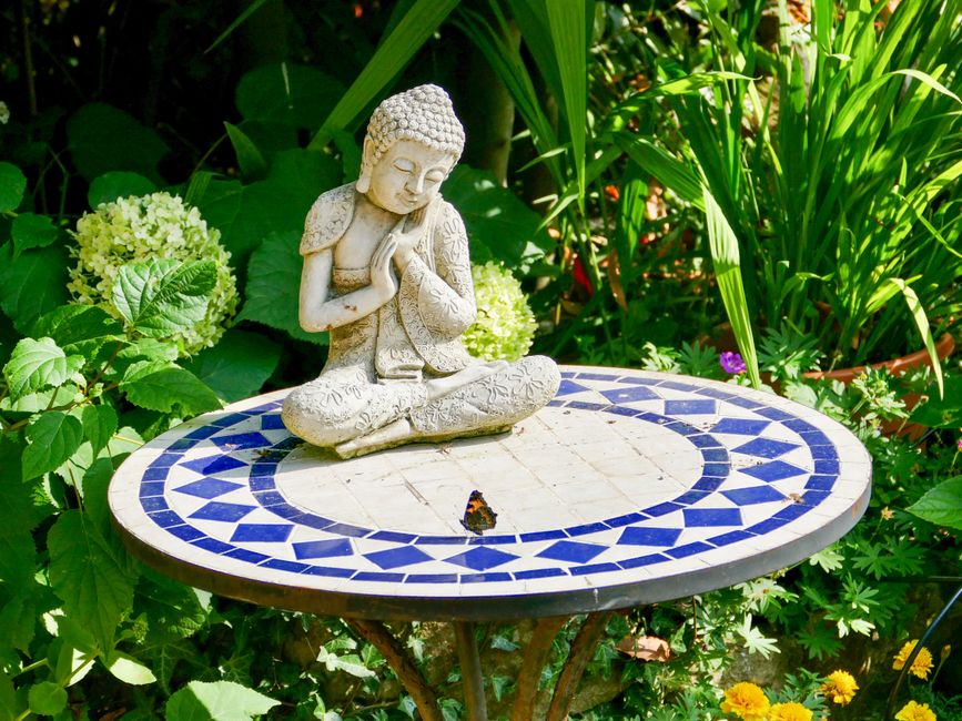 Meditatiehoek met kussens in zonovergoten tuin. Meditatiehoek met kussens in zonovergoten tuin.