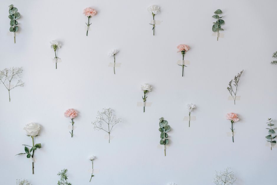 Heldere bloemen prints verlevendigen slaapkamer sfeer.
