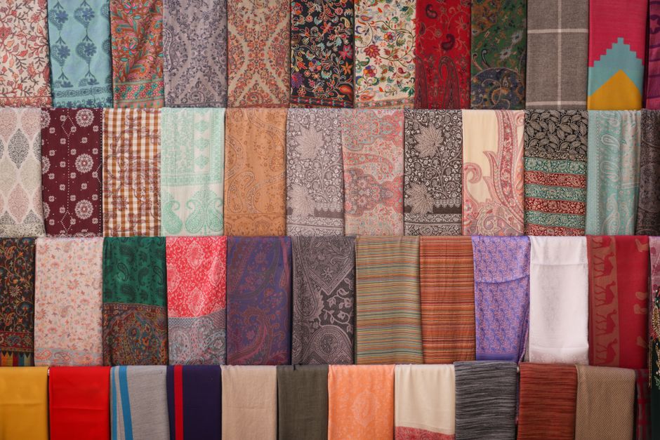 Herfstkrans met paisley linten en bladeren.
