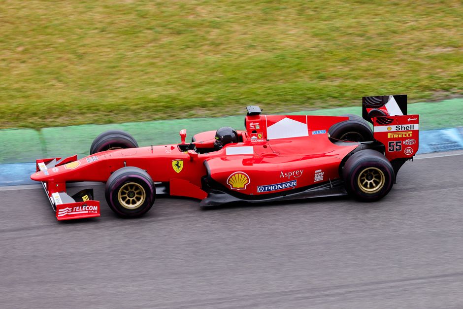 F1 posters sieren stijlvolle woonkamerwand.