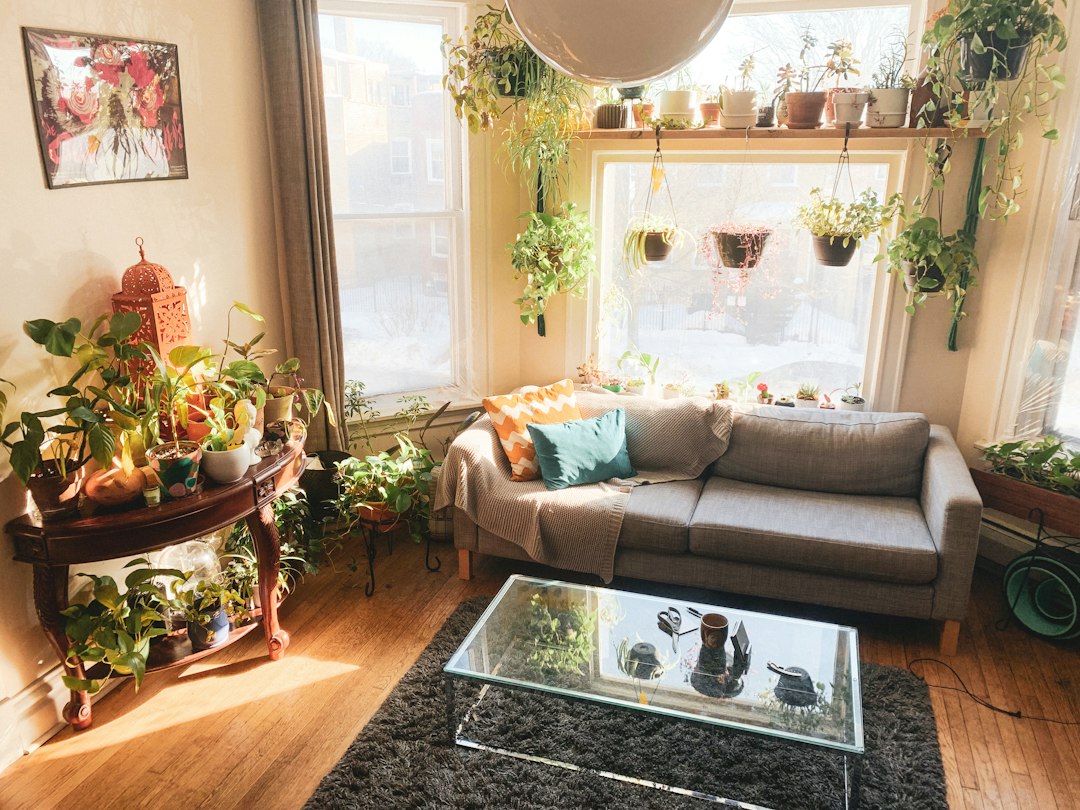 Mandala gordijnen bij warme herfstkleuren woonkamer. Mandala gordijnen bij warme herfstkleuren woonkamer.