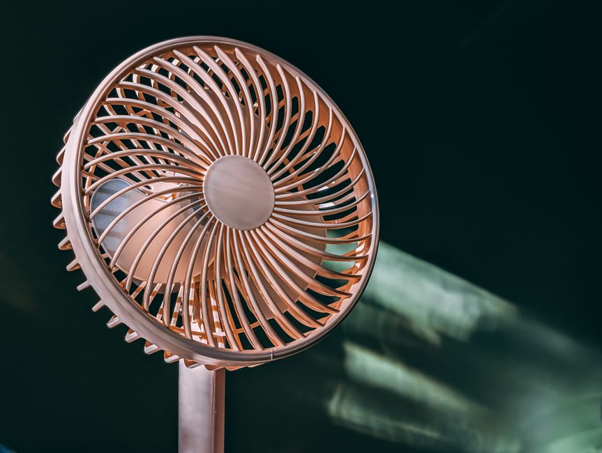 Eenvoudige thuis-meditatiehoek met natuurlijke materialen Eenvoudige thuis-meditatiehoek met natuurlijke materialen